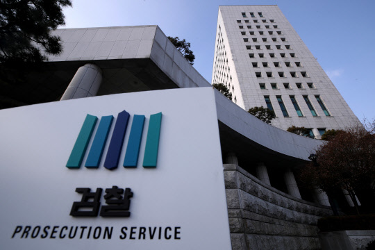 지난주 검찰 간부급 인사 이후 청와대·법무부와 검찰 간의 갈등이 고조되는 상황이 지속되면서 이번 주로 예상되는 중간 간부 인사에 대한 청취 절차가 다시 어떻게 진행될지 관심이 모아지고 있다. <연합뉴스>